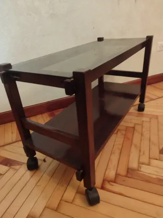 Mesa auxiliar de madera y cristal con ruedas