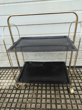 Mesa auxiliar de madera y cristal con ruedas