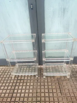 Mesa auxiliar de madera y cristal con ruedas