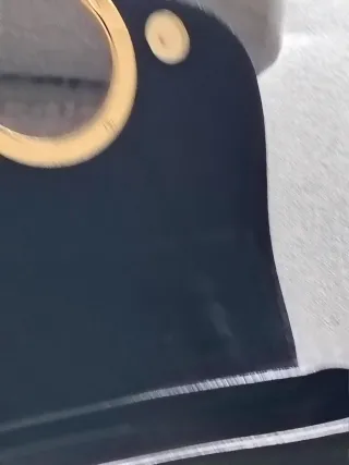 Borsetta in pelle nera con dettagli oro