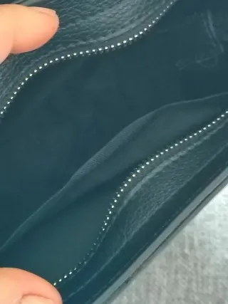 Borsetta in pelle nera con dettagli oro