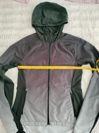 Cortavientos mujer gris y negro