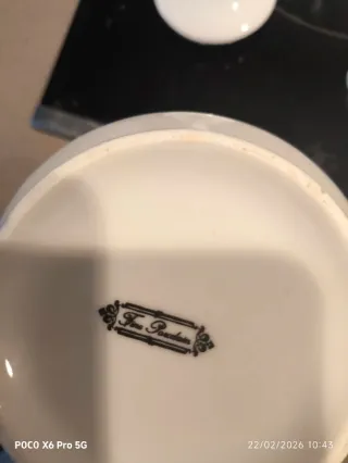 Tetera y jarra de leche de porcelana