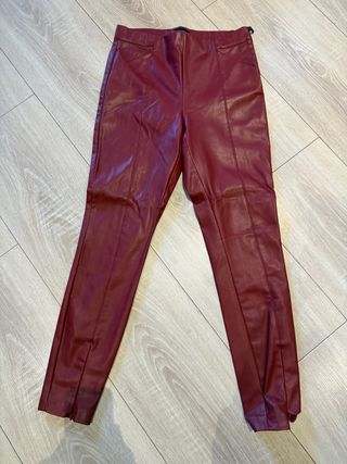 Pantalón rojo efecto piel