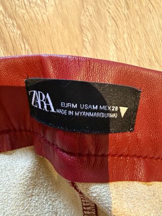 Pantalón rojo efecto piel