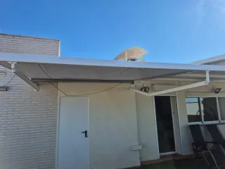 Toldo motorizado con mando