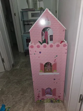 Casa de muñecas de madera con accesorios