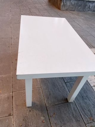 Mesa de madera blanca