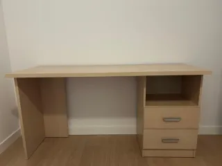 Escritorio de madera con cajones