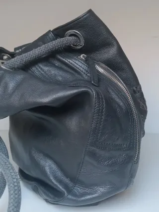 Mochila negra con diseño