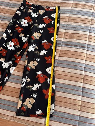 Calças floridas pretas