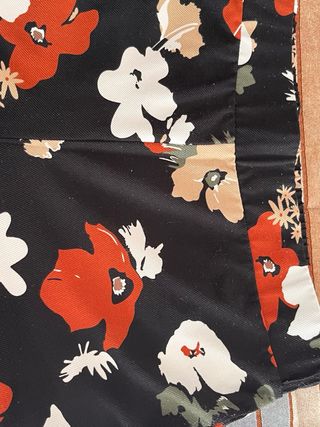 Calças floridas pretas