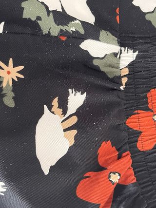 Calças floridas pretas