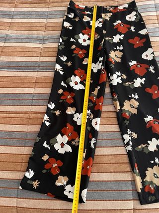 Calças floridas pretas