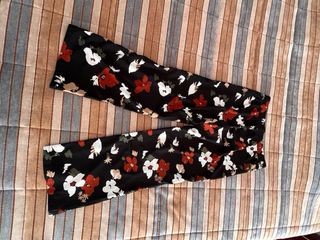 Calças floridas pretas