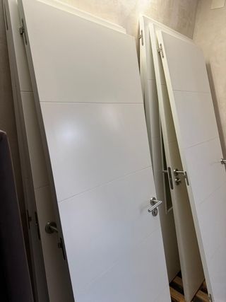Puertas lacadas en blanco con diseño moderno