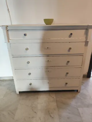 Cómoda clásica de madera con cajones