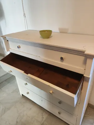 Cómoda clásica de madera con cajones