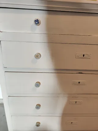 Cómoda clásica de madera con cajones