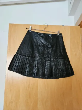 Minifalda Zara efecto piel negra