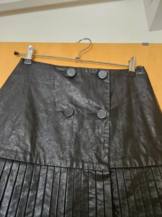 Minifalda Zara efecto piel negra