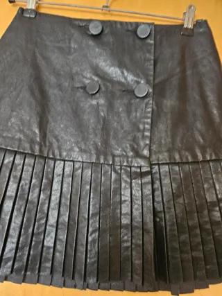 Minifalda Zara efecto piel negra