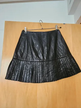 Minifalda Zara efecto piel negra