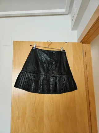 Minifalda Zara efecto piel negra