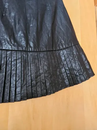 Minifalda Zara efecto piel negra