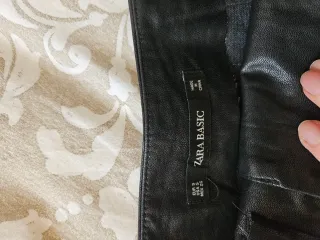 Minifalda Zara efecto piel negra