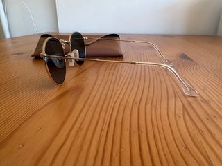 Gafas de sol Ray-Ban doradas y negras