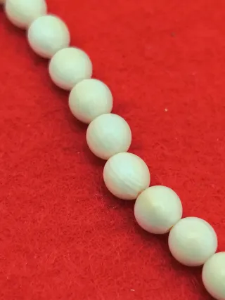 Collar de cuentas antiguo beige