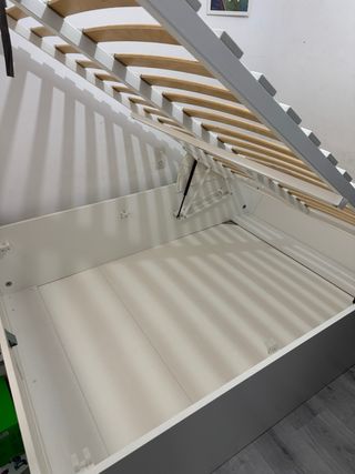 Cama canapé y colchón IKEA 140x200 con almacenaje.