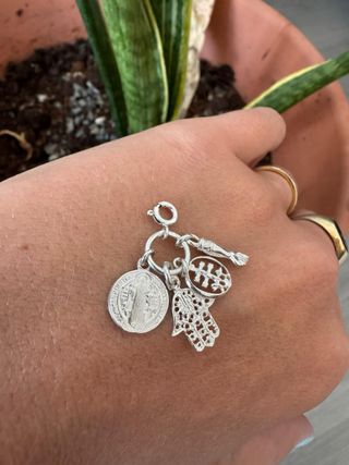 Collar de plata con dijes religiosos