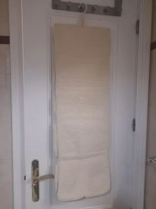 Appendiabiti per bagno con portaoggetti