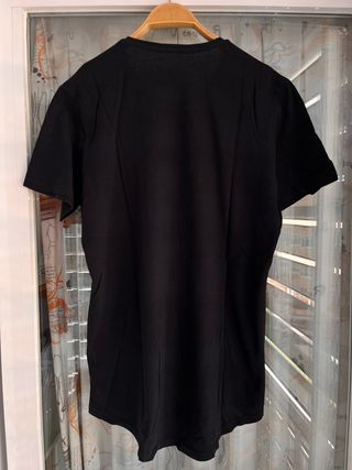 Camiseta negra con estampado