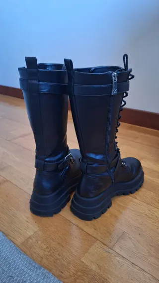 Botas altas negras cordones y hebillas