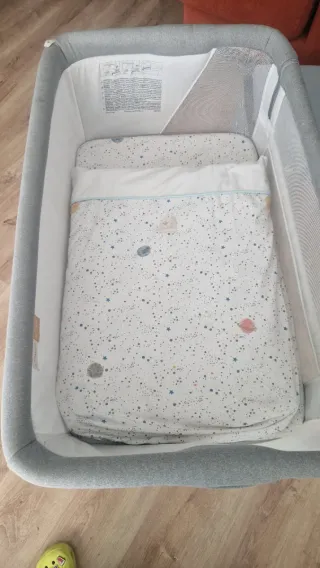 Minicuna colecho con estampado espacial