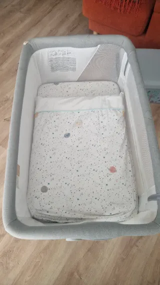 Minicuna colecho con estampado espacial