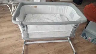 Minicuna colecho con estampado espacial