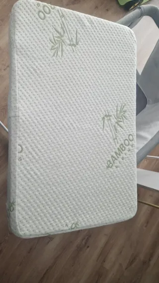 Minicuna colecho con estampado espacial