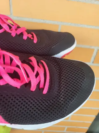 Zapatillas Nike Talla 38.5 Negras y Rosas