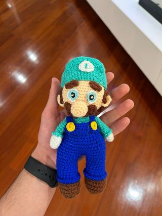 Amigurumi Luigi fatto a mano all’uncinetto