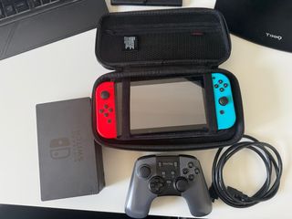 Nintendo Switch + funda rígida + mando inalámbrico
