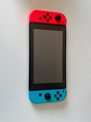 Nintendo Switch + funda rígida + mando inalámbrico