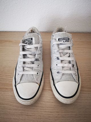 Zapatillas Converse grises y blancas