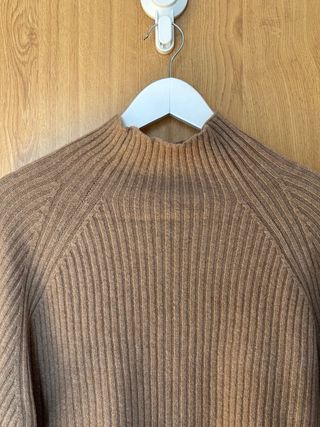 Jersey canalé suave cuello alto talla L