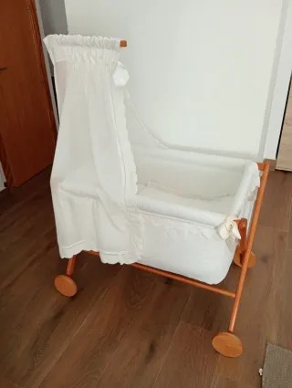 Minicuna blanca con capota y ruedas