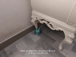 Cómoda antigua blanca de madera. No se hace envios