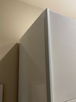 Guardaroba bianco con ante scorrevoli